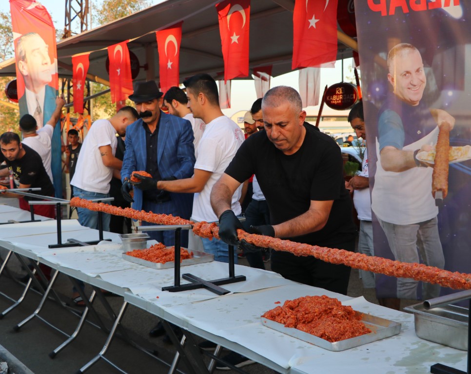 Cumhuriyet’in 100. yılını 100 metrelik boru kebapla kutladı