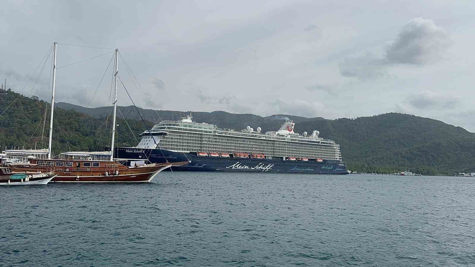 Dev yolcu gemisi 2 bin 646 yolcusu ile Marmaris’e geldi