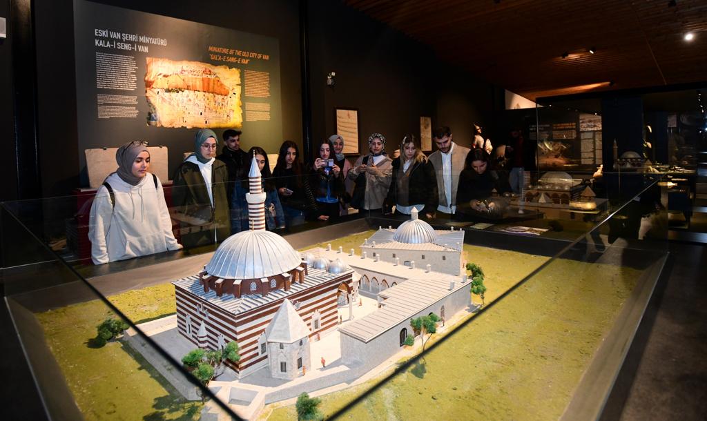 Van YYÜ öğrencileri Van’ı gezme ve tanıma imkânı buldular