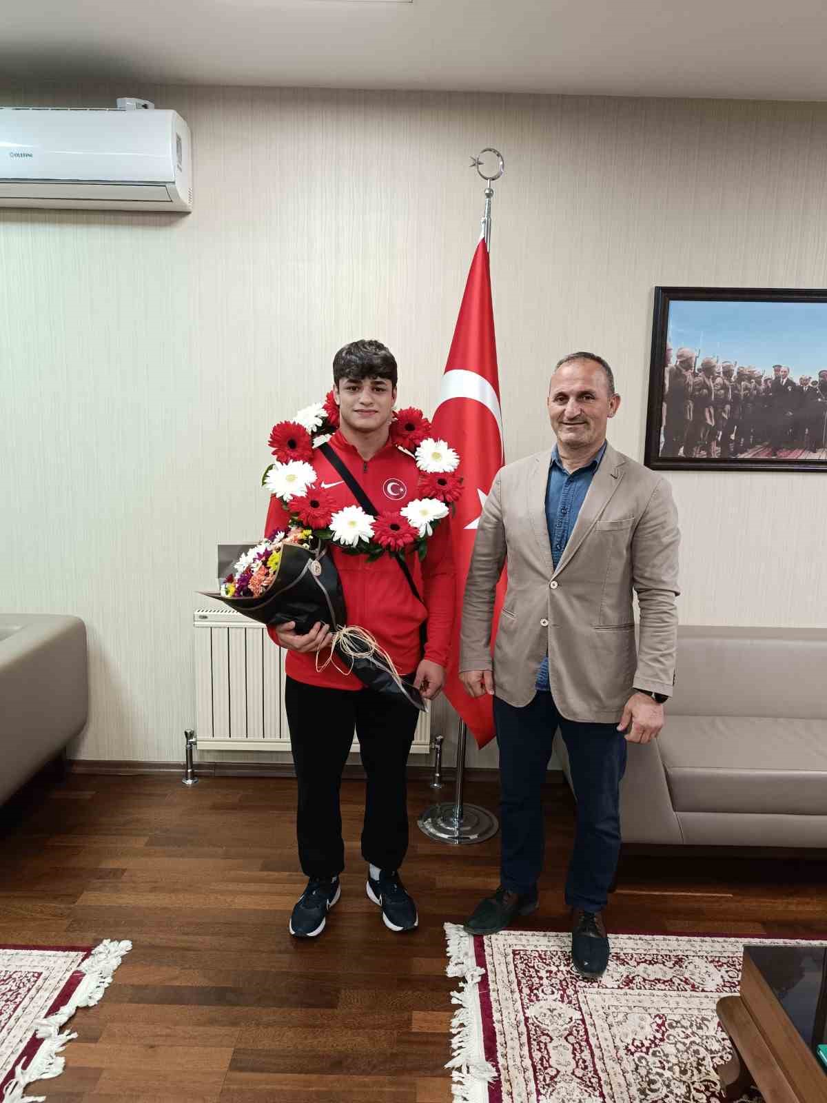 Dünya ikincisi güreşçi çiçeklerle karşılandı