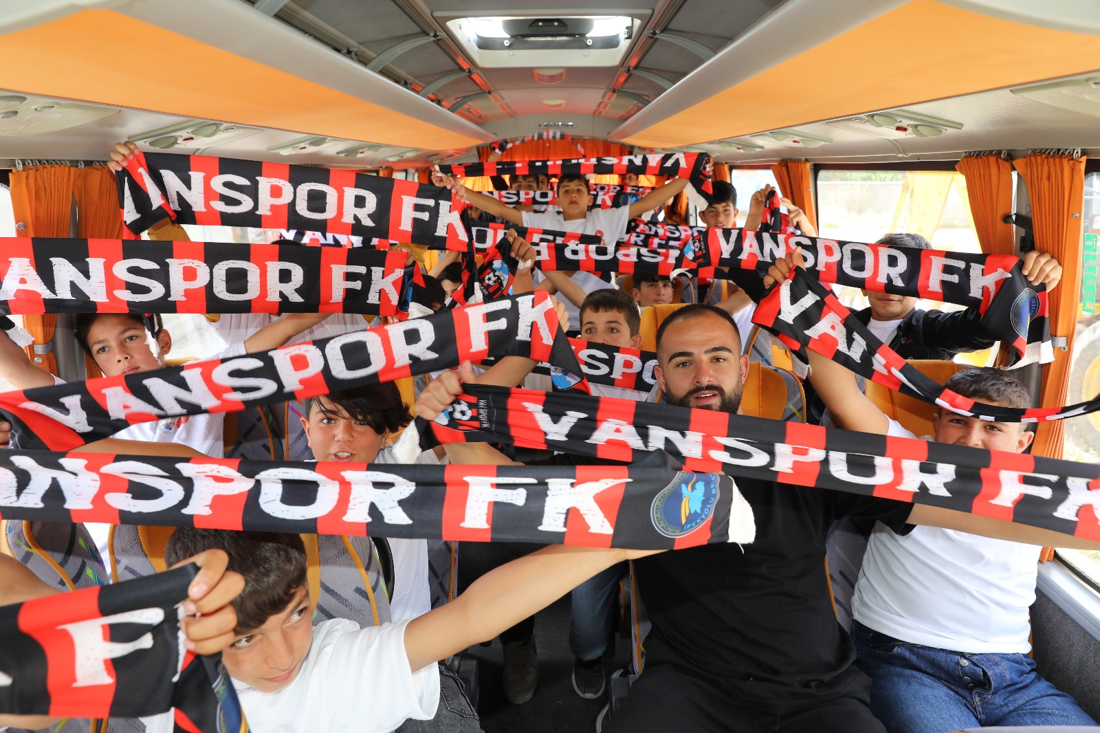 Van’da çocuklar ilk kez stadyumda maç izledi