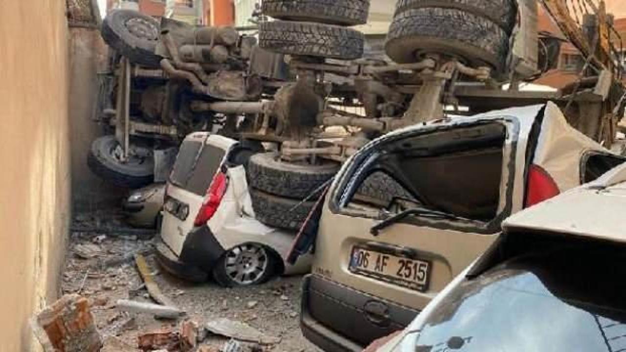 Beton mikseri otoparka devrildi