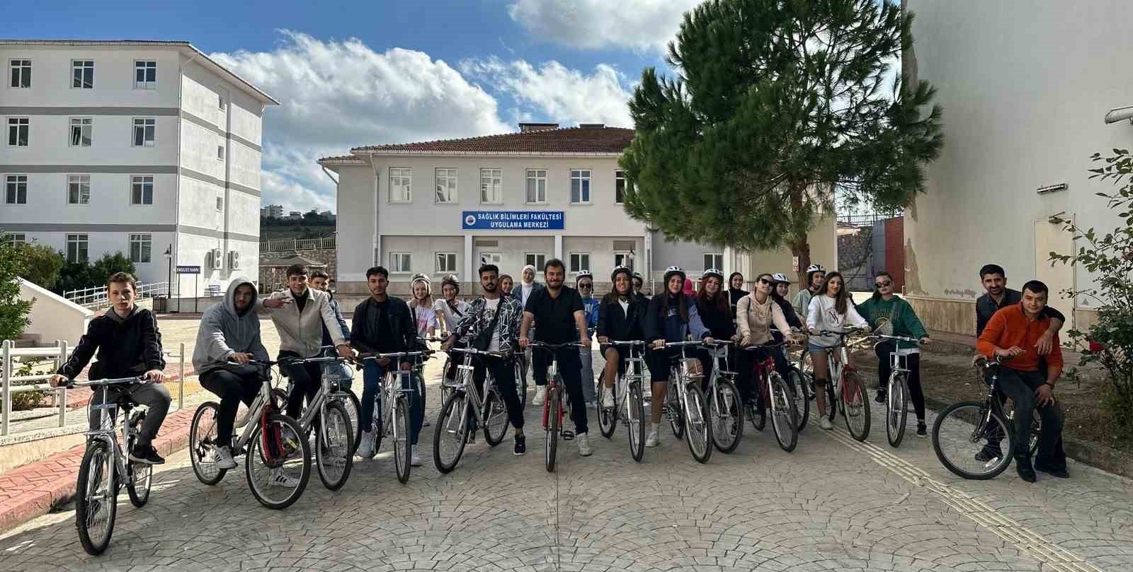 Üniversiteli gençlerden bisiklet turu