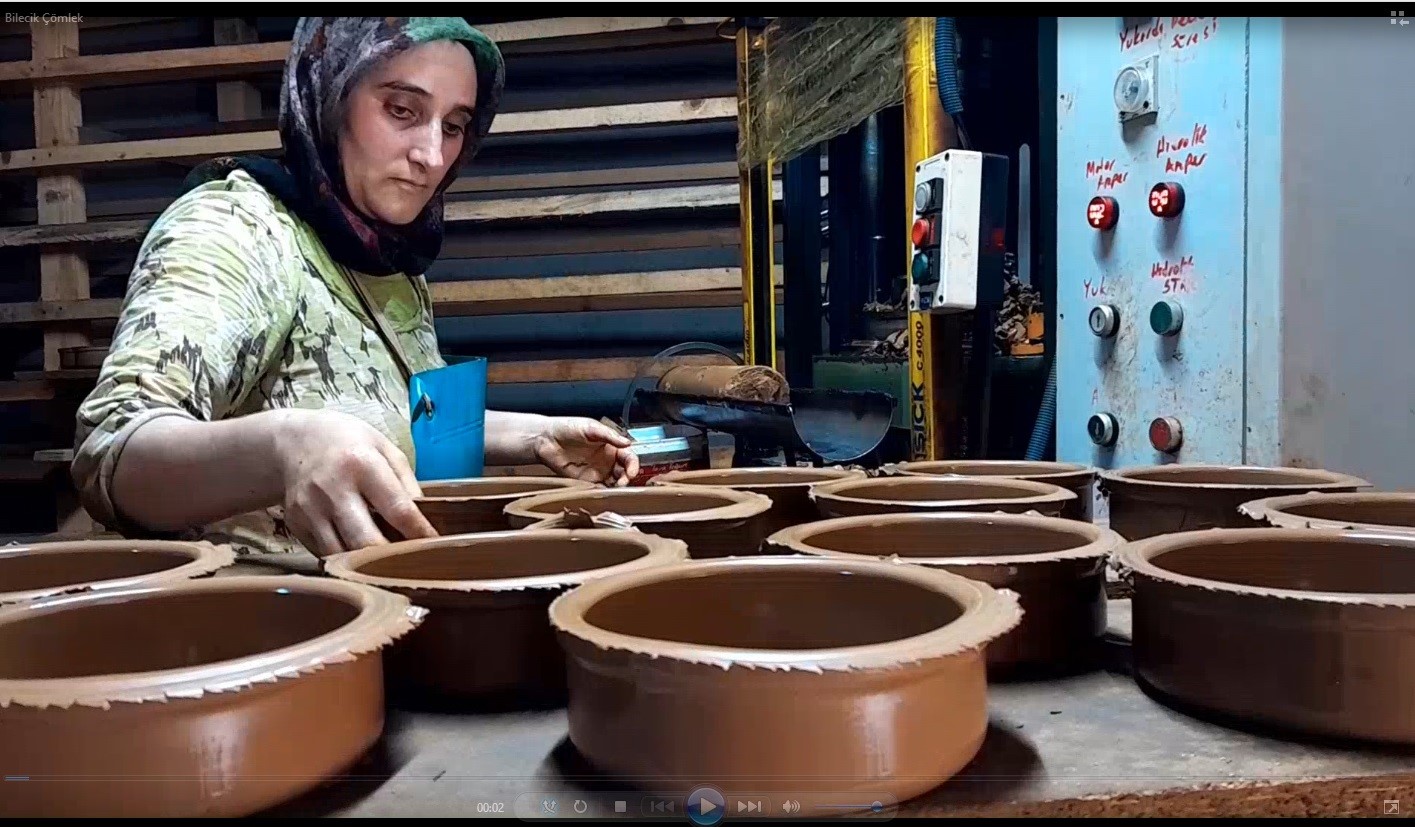 142 yıldır yapılan her çömleğe kadın eli değiyor