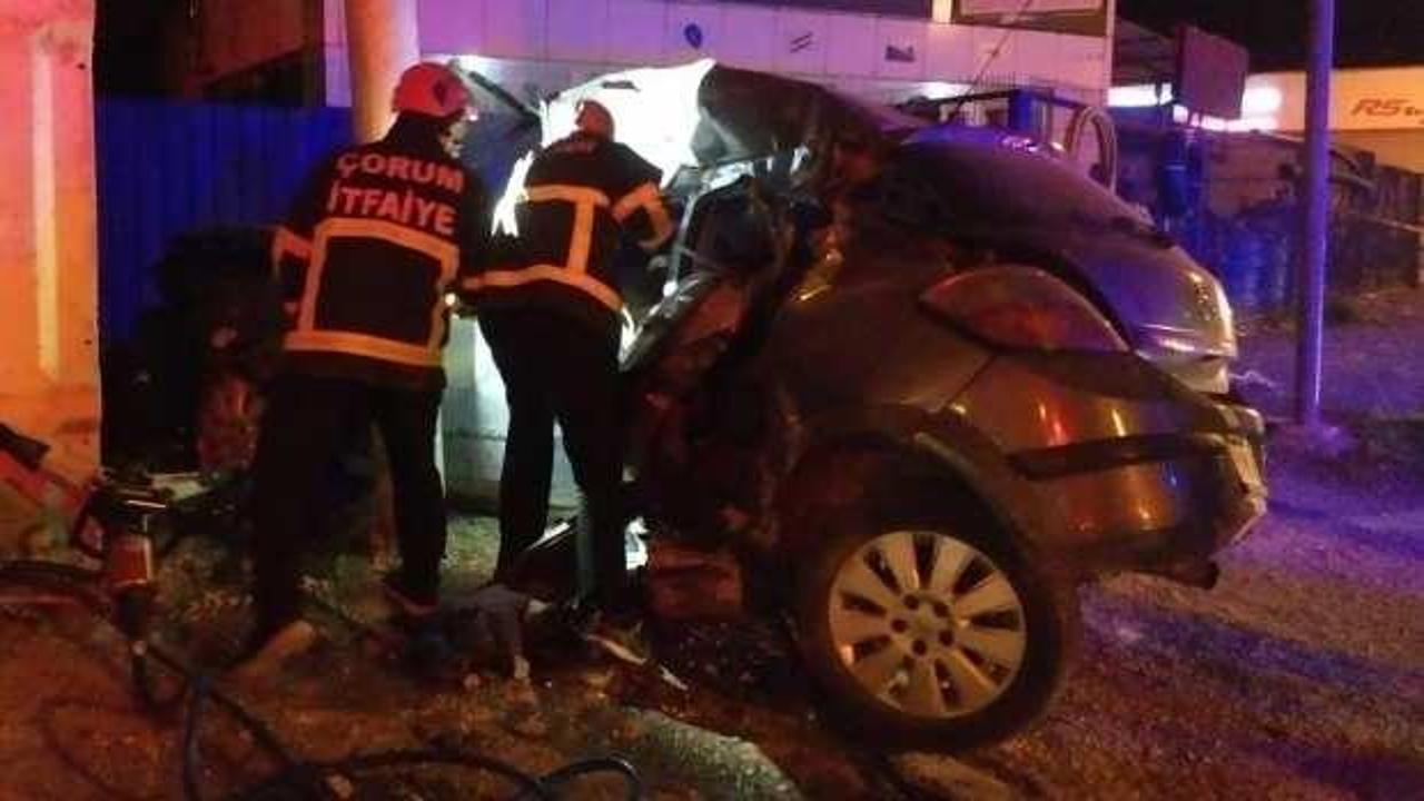 Çorum’da feci kaza: Reklam panosu direğine çarpan araçtaki 3 kişi ölü