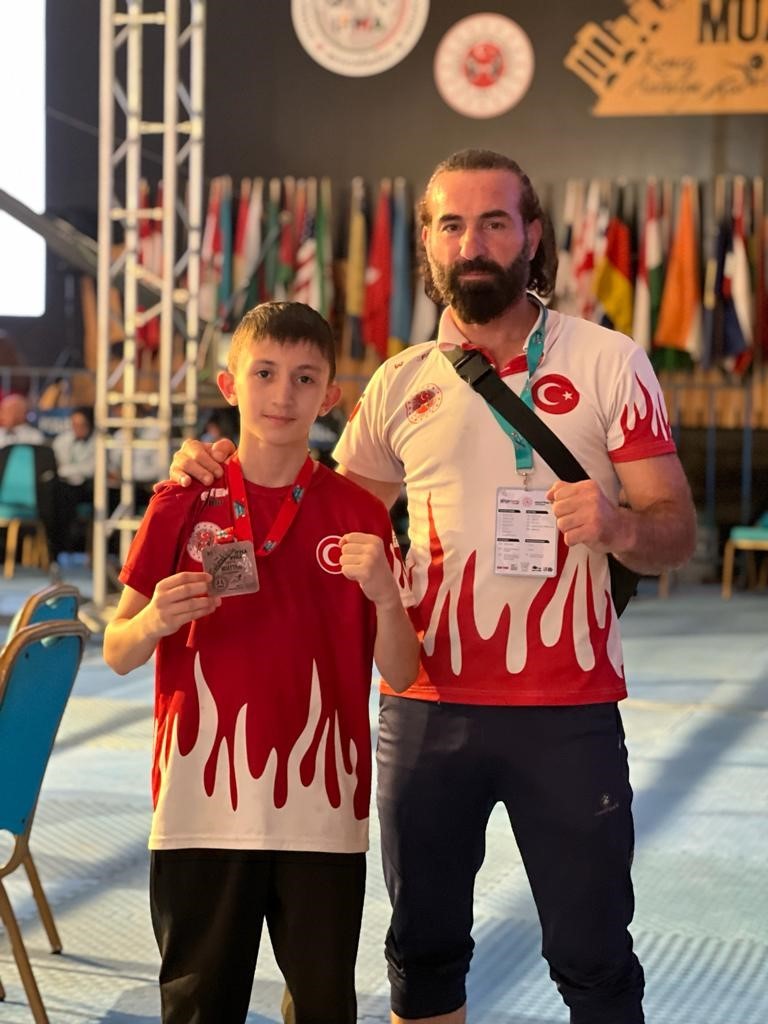 Dünya üçüncüsü genç sporcuya coşkulu karşılama