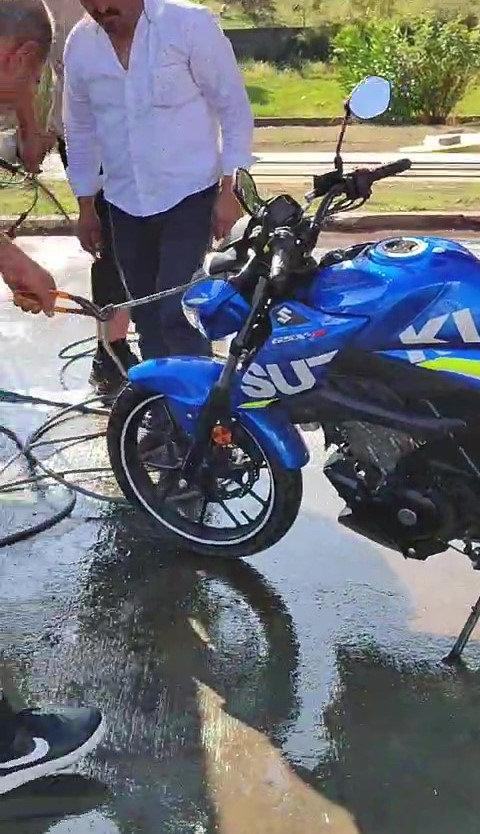 Yarış motorunu sürerken öyle bir şeyle karşılaştı ki şoke oldu!
