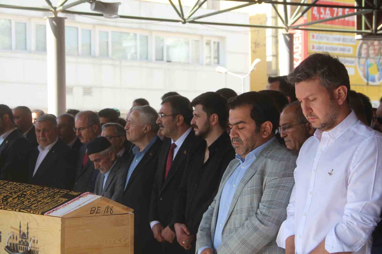 Cumhurbaşkanı Yardımcısı Yılmaz, AK Parti eski milletvekilinin cenazesine katıldı