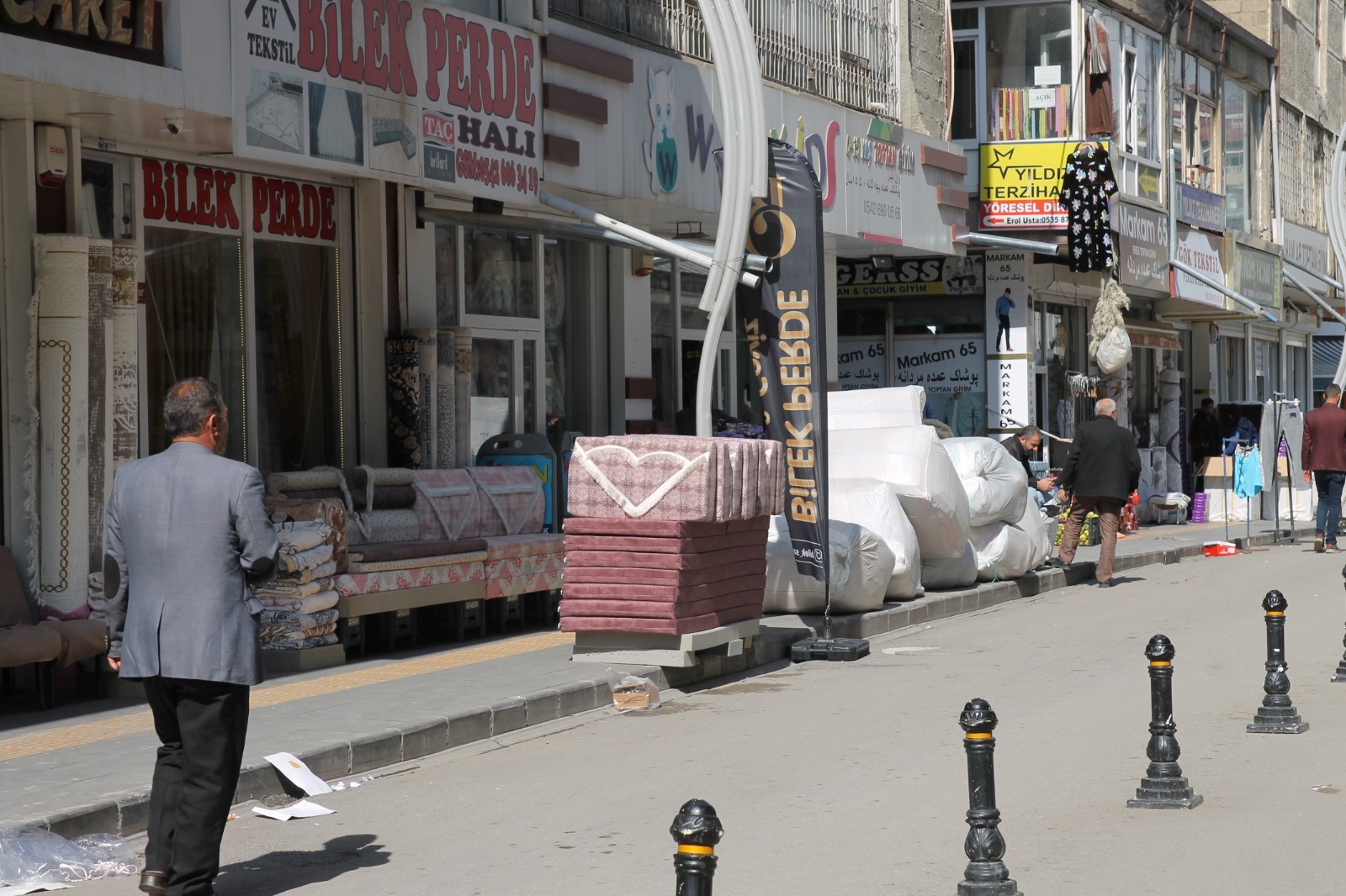 Van’da esnaflar kaldırımları dükkânlarına kattı!