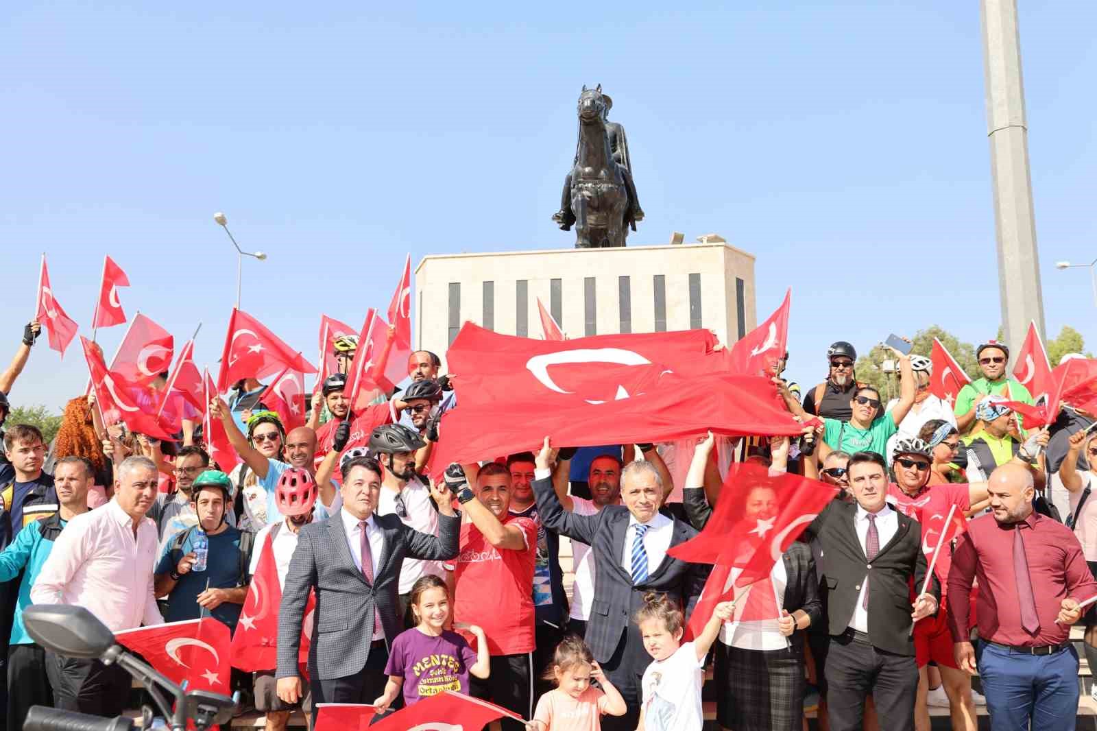 Toroslar’da 100. yılda 100 öğretmen ile 29 kilometrelik bisiklet turu