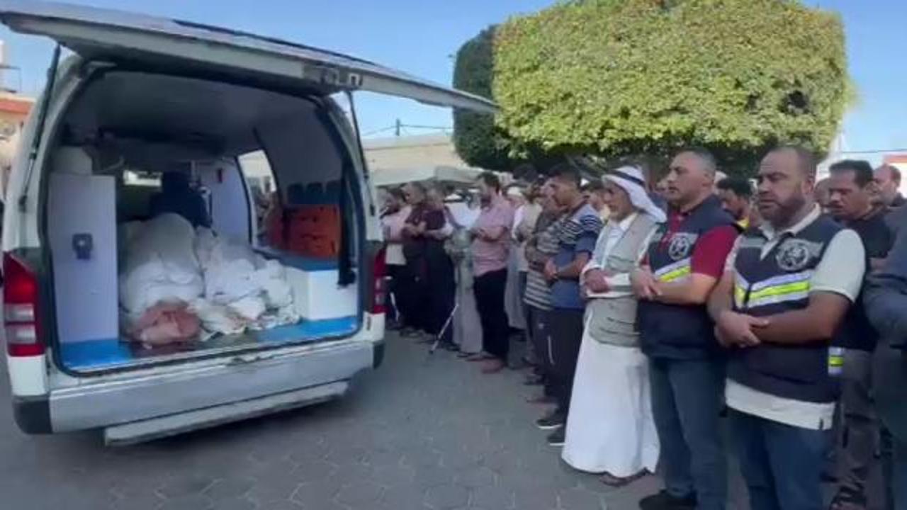 Gazze’de cenazelere yer kalmadı: Cenaze namazları ambulanslara konarak kıldırılıyor