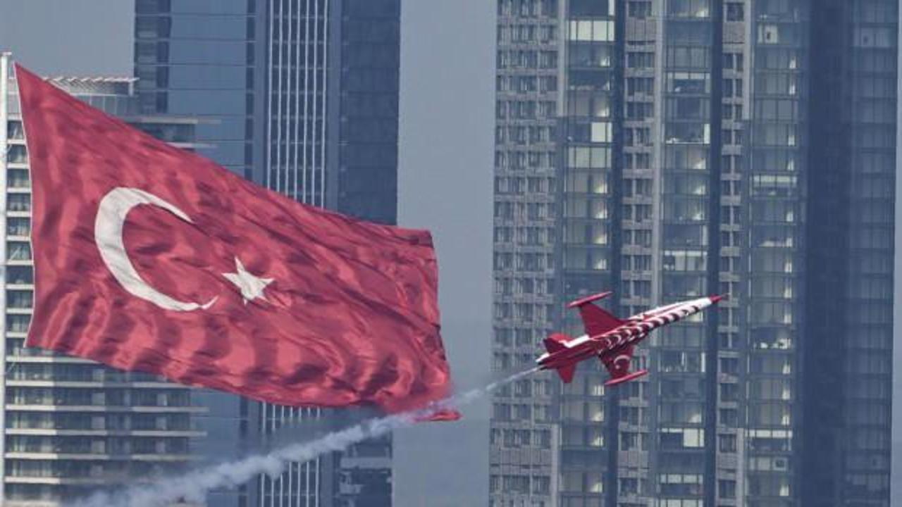İstanbul Boğazı’nda gösteri uçuşu provası