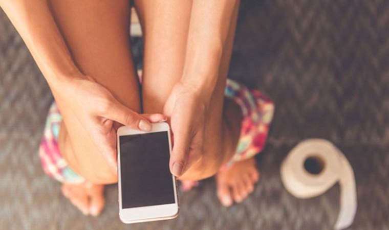 Telefonla tuvalette vakit geçirenler dikkat! Bu hastalığa yakalanmış olabilirsiniz…