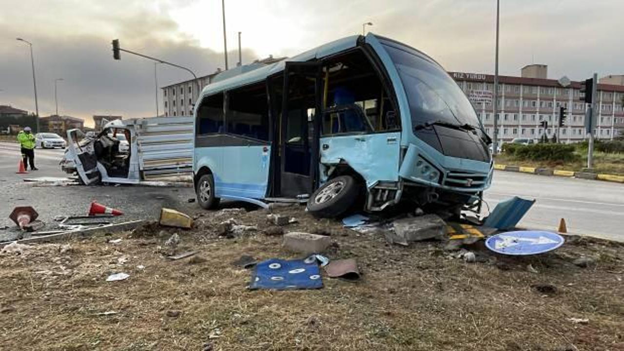 Karabük’te feci kaza: Kamyonet ile minibüsün çarpıştı, 11 kişi yaralandı!