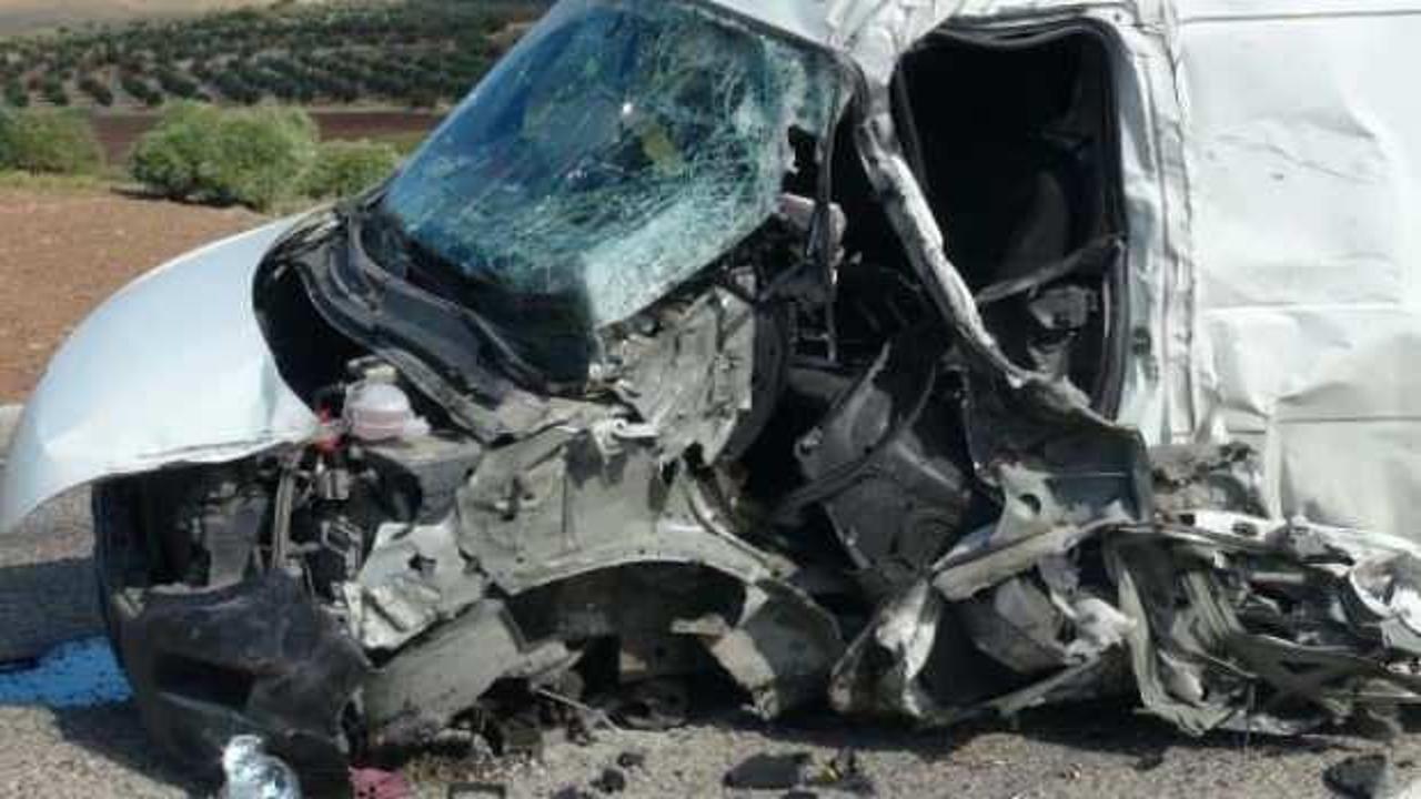 Kilis’te TIR ile minibüs çarpıştı