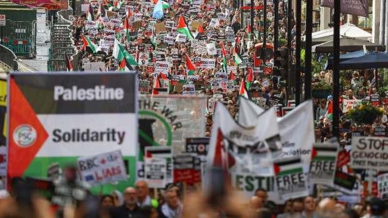 Londra’da on binler Filistin için yürüdü
