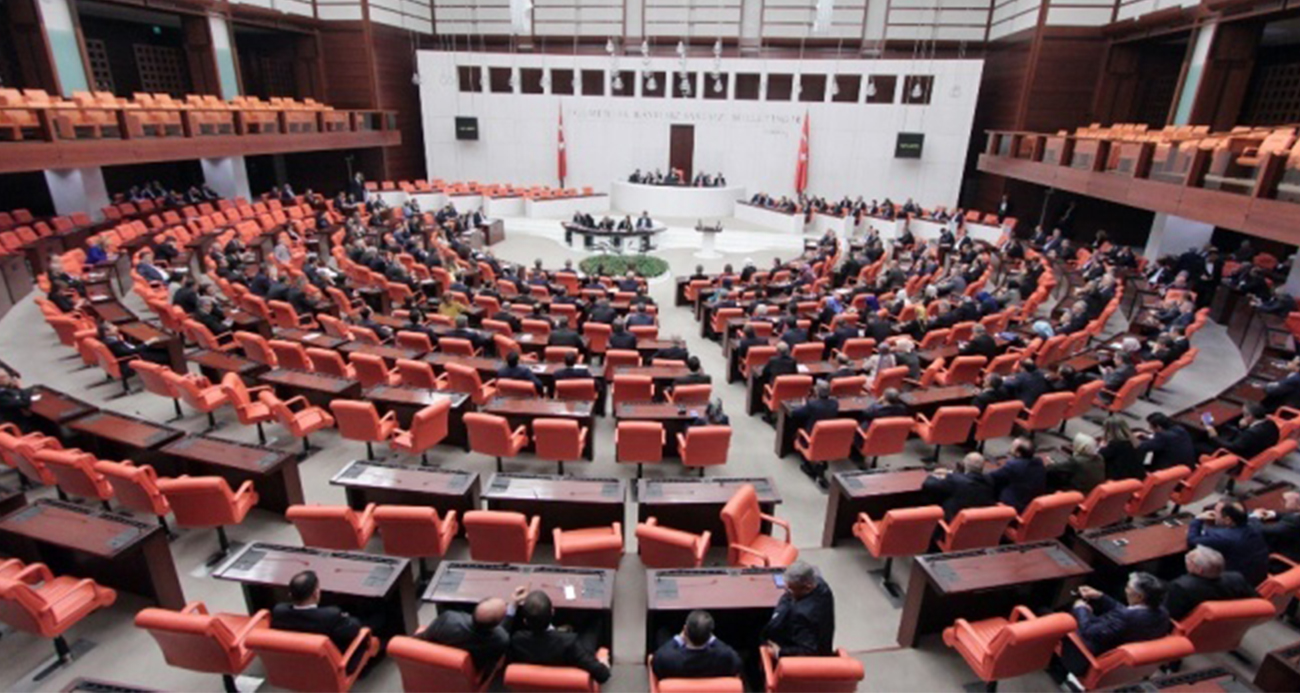 Çalışmayan emeklilere 5 bin TL ikramiye öngören madde kabul edildi