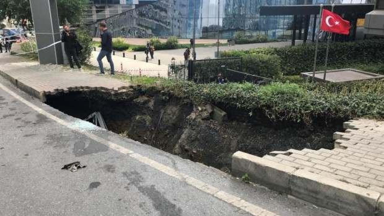 Şişli’de karakomik olay! Çöken kaldırımın içine kadın düştü