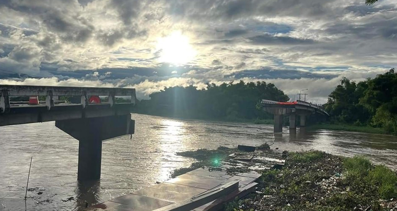 Tayland’da sel suları köprüyü yıktı
