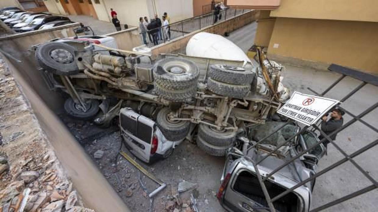 Üzerine beton mikseri düşen 4 araç hurdaya döndü