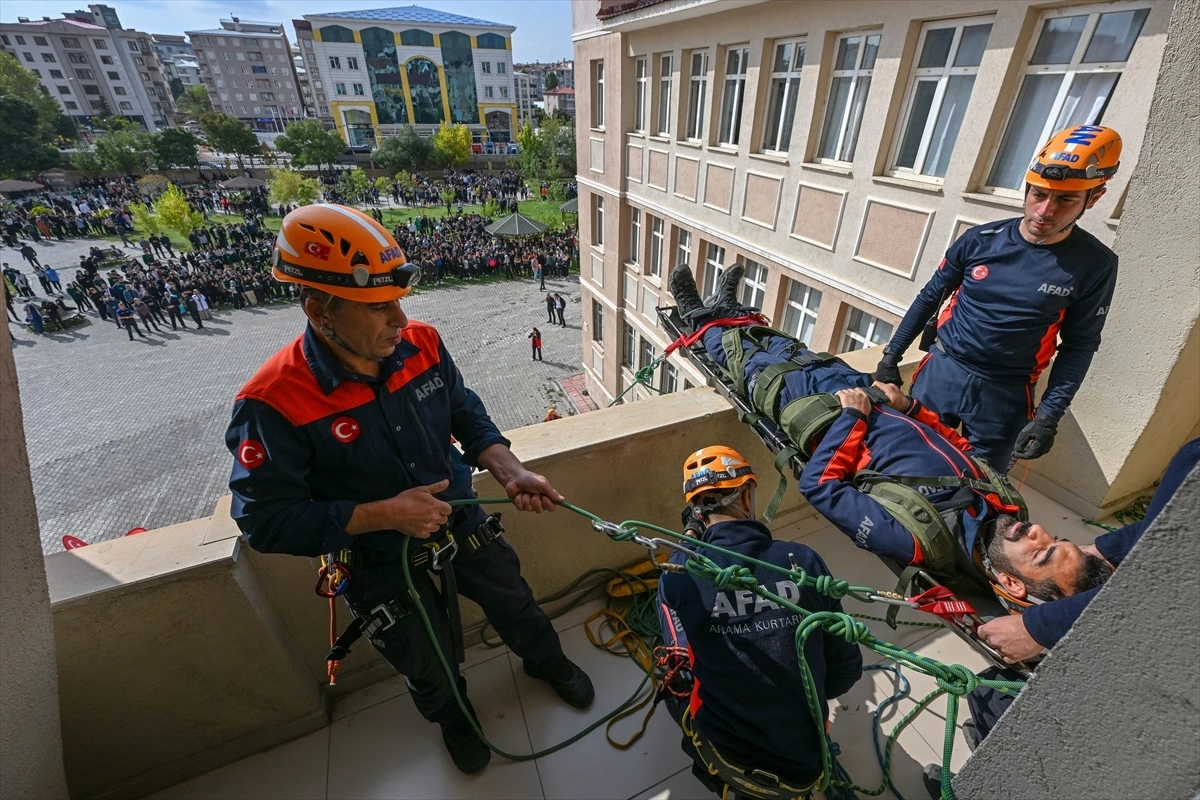 Van’da yapılan deprem tatbikatı nefes kesti