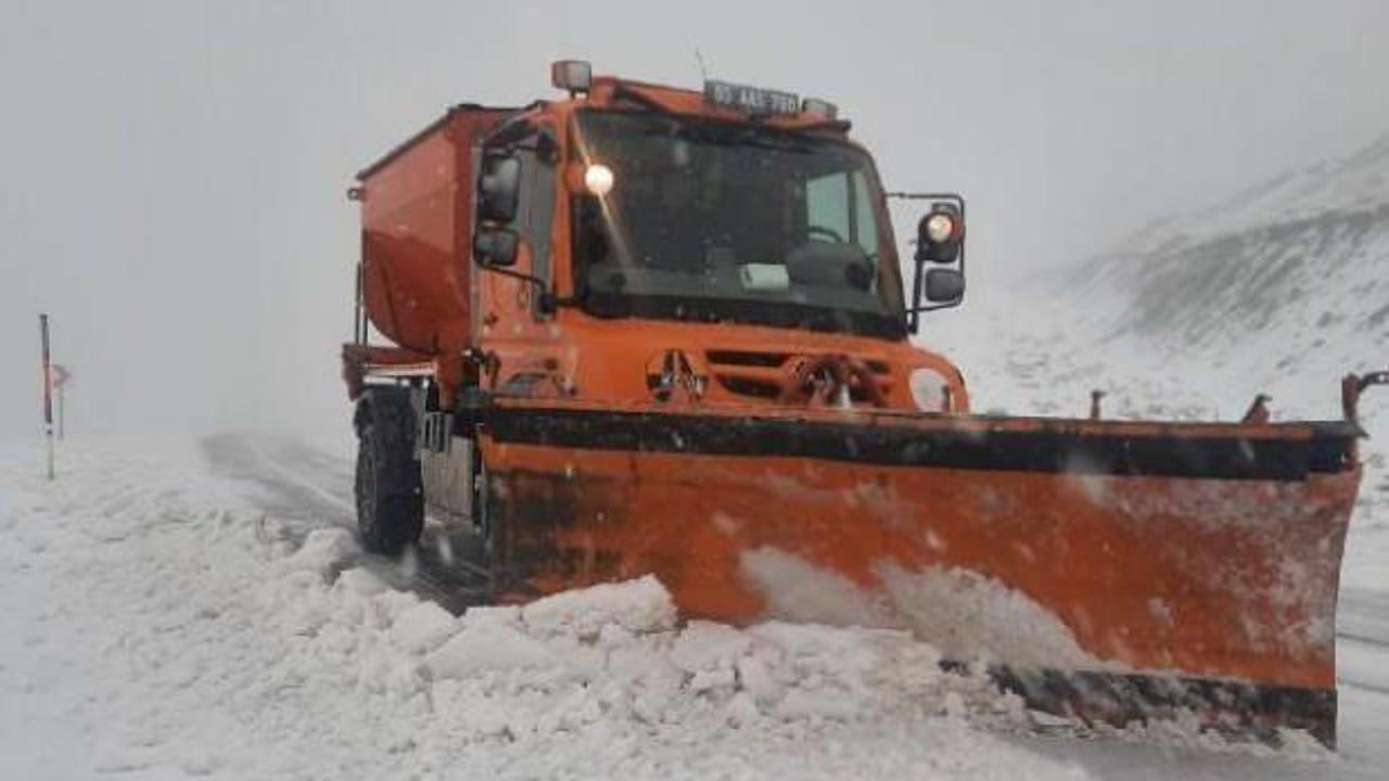 Van-Bahçesaray kara yolunda kar kalınlığı 15 santimetre