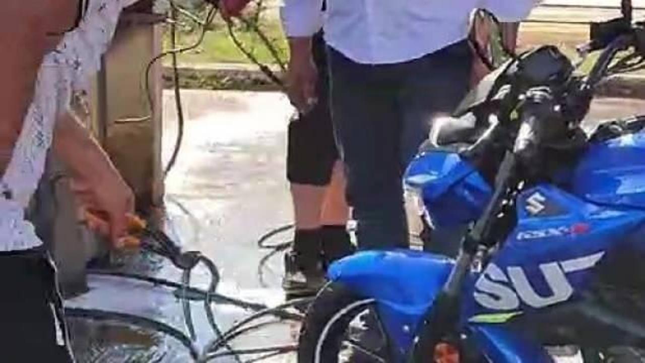 Yarış motorunu sürerken öyle bir şeyle karşılaştı ki şoke oldu!