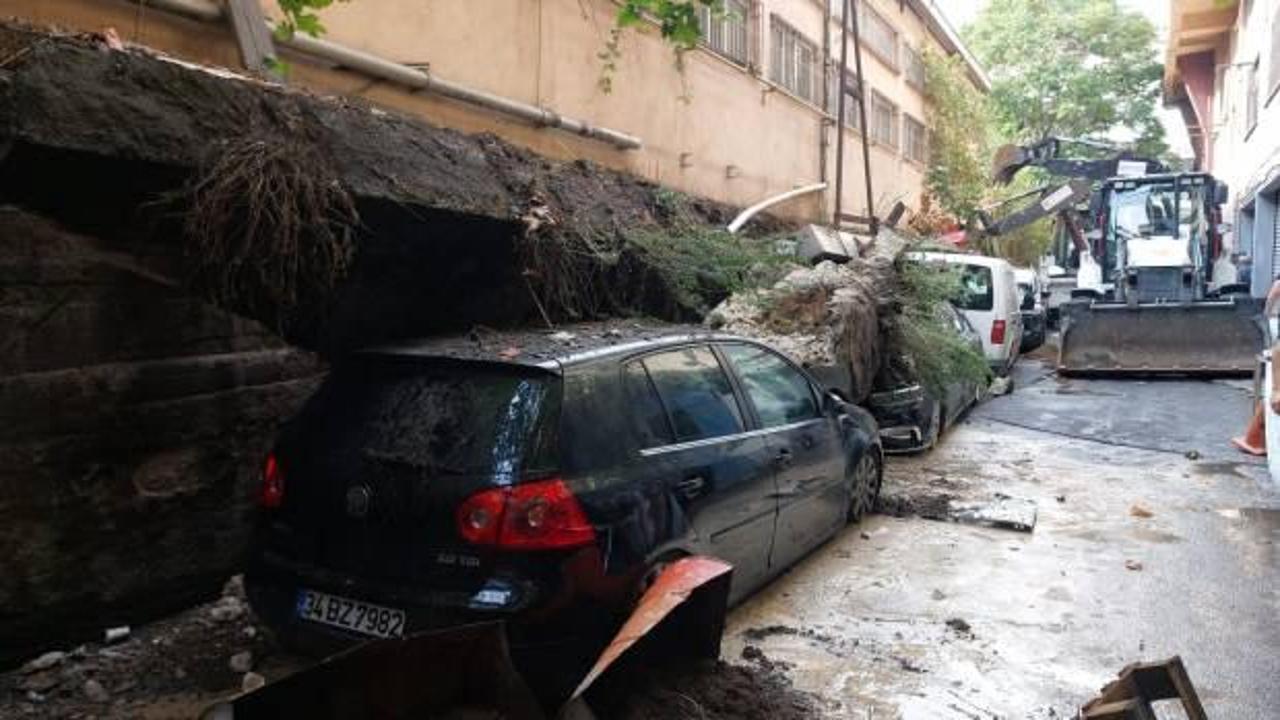 Zeytinburnu’nda istinat duvarı araçların üzerinde çöktü