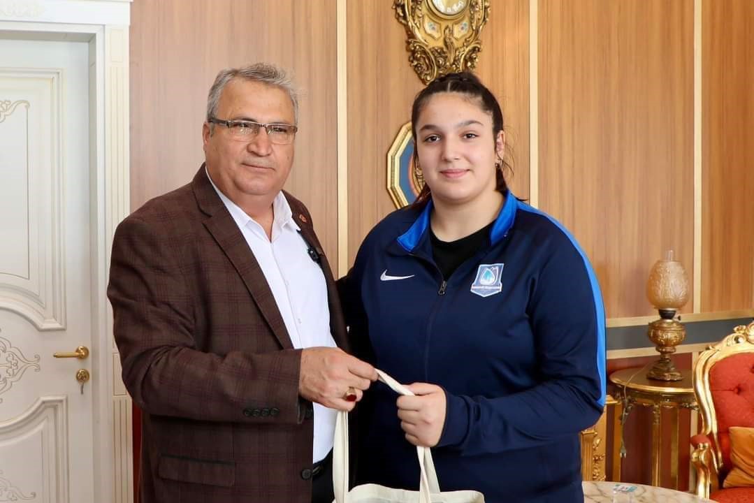 Başkan Çerçi 2023’ün başarılı sporcularını ödüllendirdi