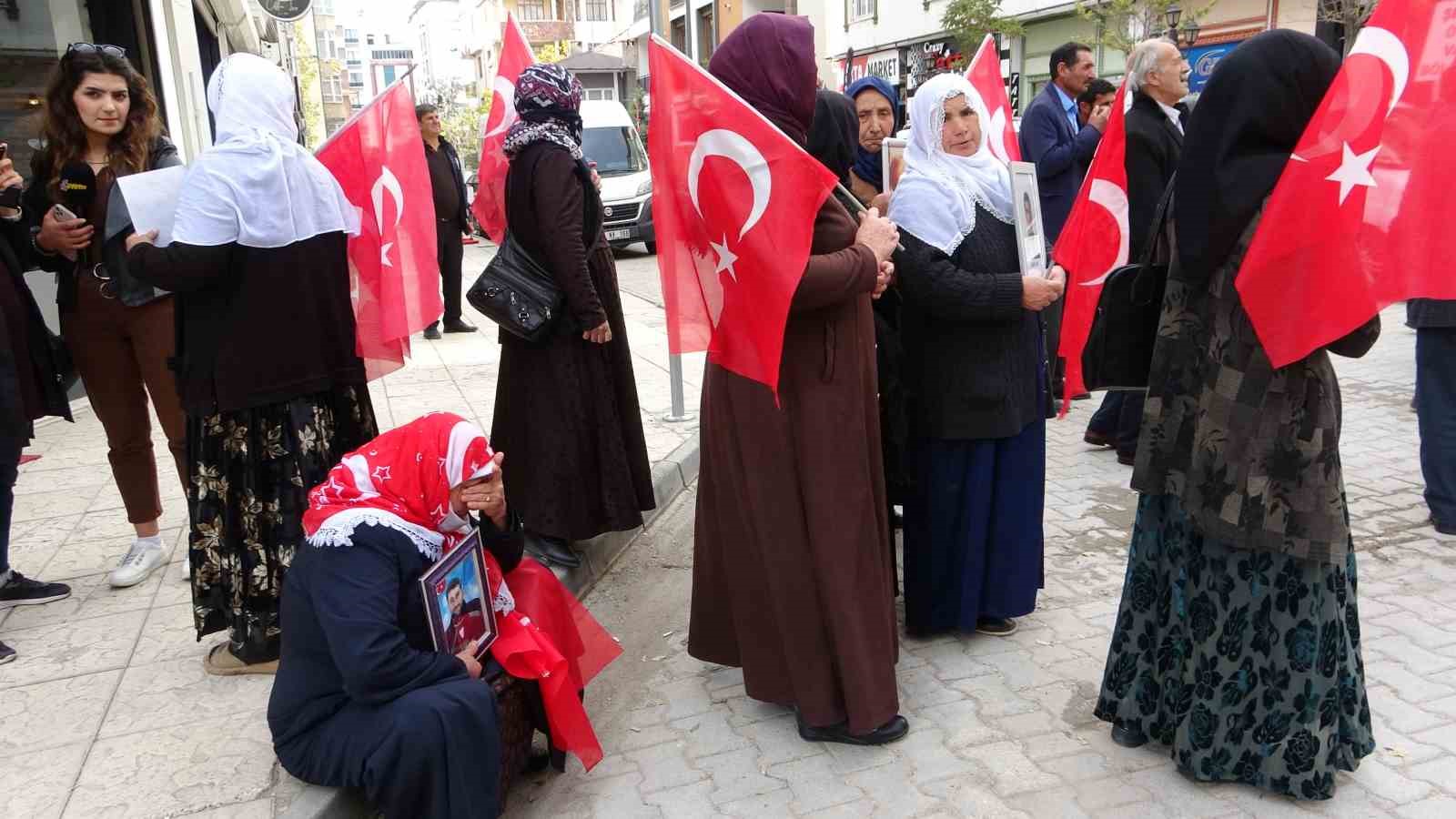 Evlat nöbetindeki Saliha Mert: “HDP’nin İsrail’den farkı yok”