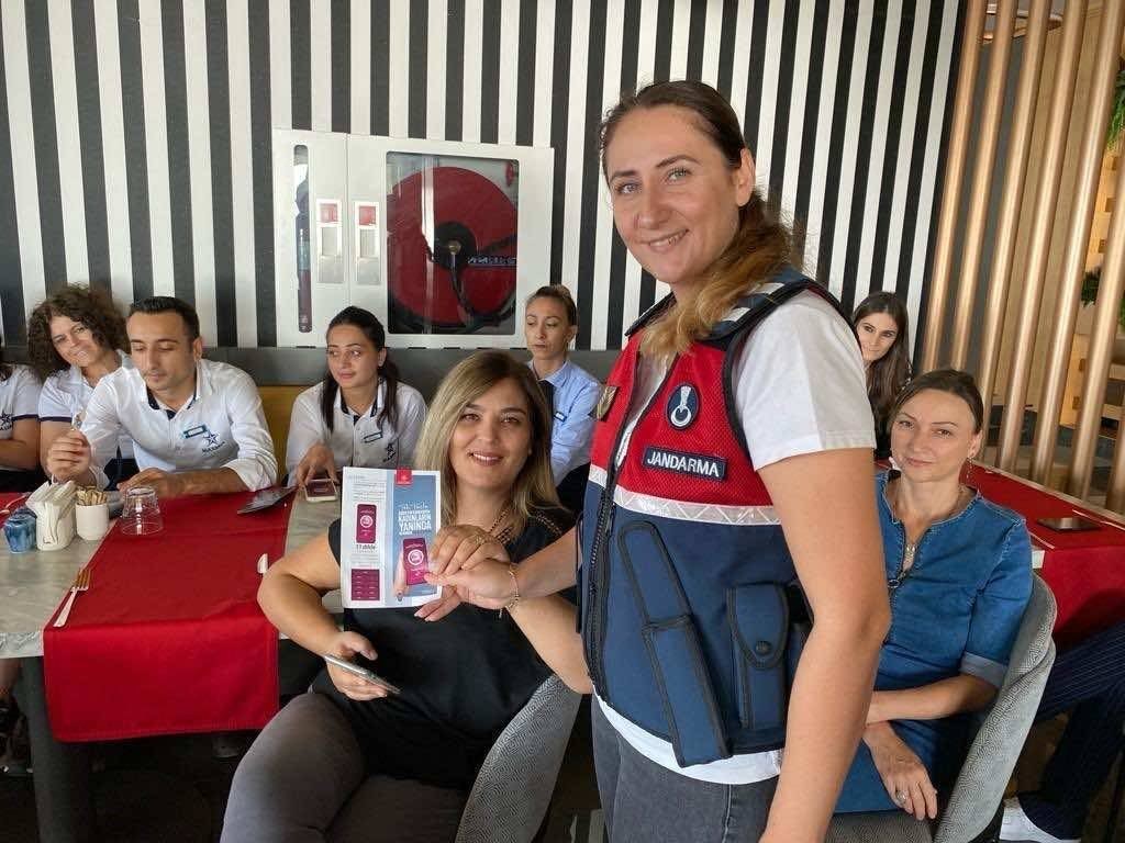 Jandarma ekipleri hotel çalışanlarını kadına şiddete karşı bilgilendirdi