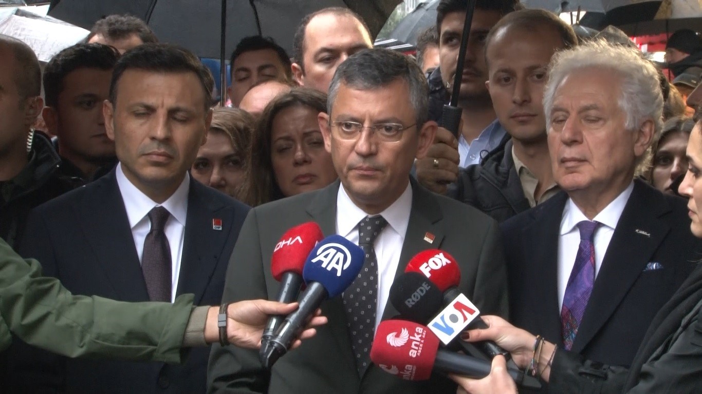 CHP Genel Başkanı Özel, Sebat Apartmanı önüne Hrant Dink için karanfil bıraktı