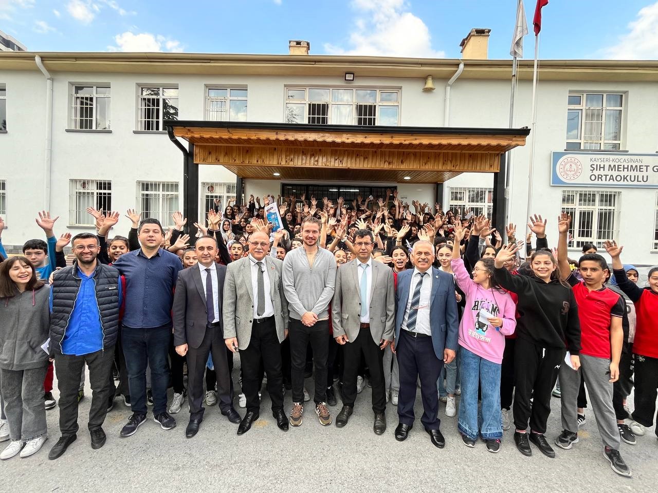 Kayserispor’lu futbolcu Kolovetsios’tan öğrencilere giyim yardımı