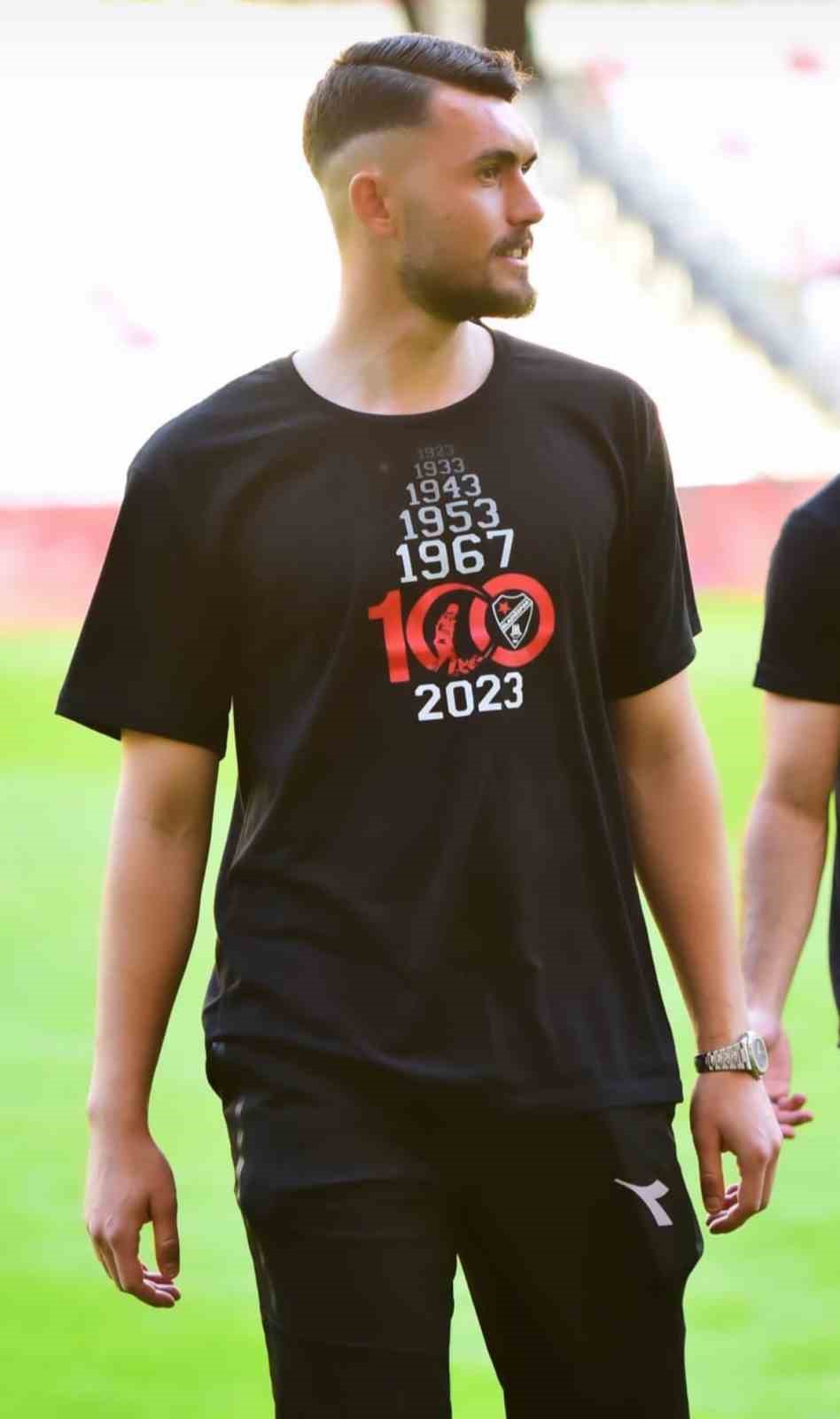 Elazığspor’un 100. yıl tişörtlerine büyük ilgi