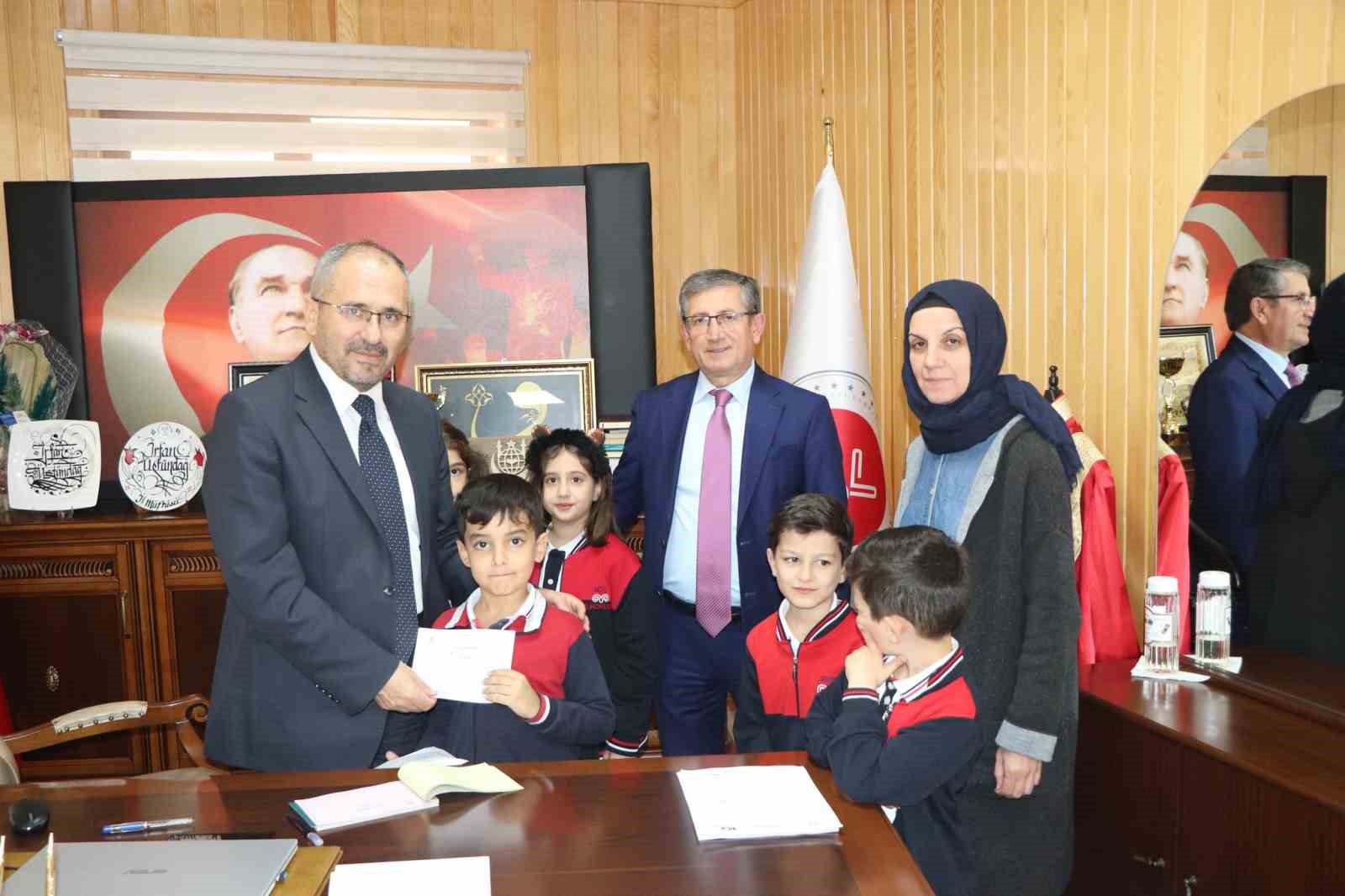 Öğrenciler topladıkları harçlıkları Filistin’e gönderdi