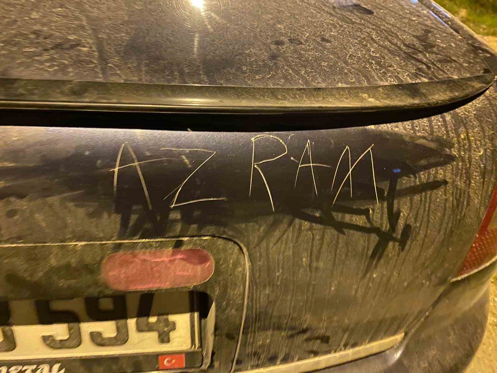 ’Her şeyim’ dediği lüks otomobiline kesici alet ile yazı yazıldığını görünce hayatının şokunu yaşadı