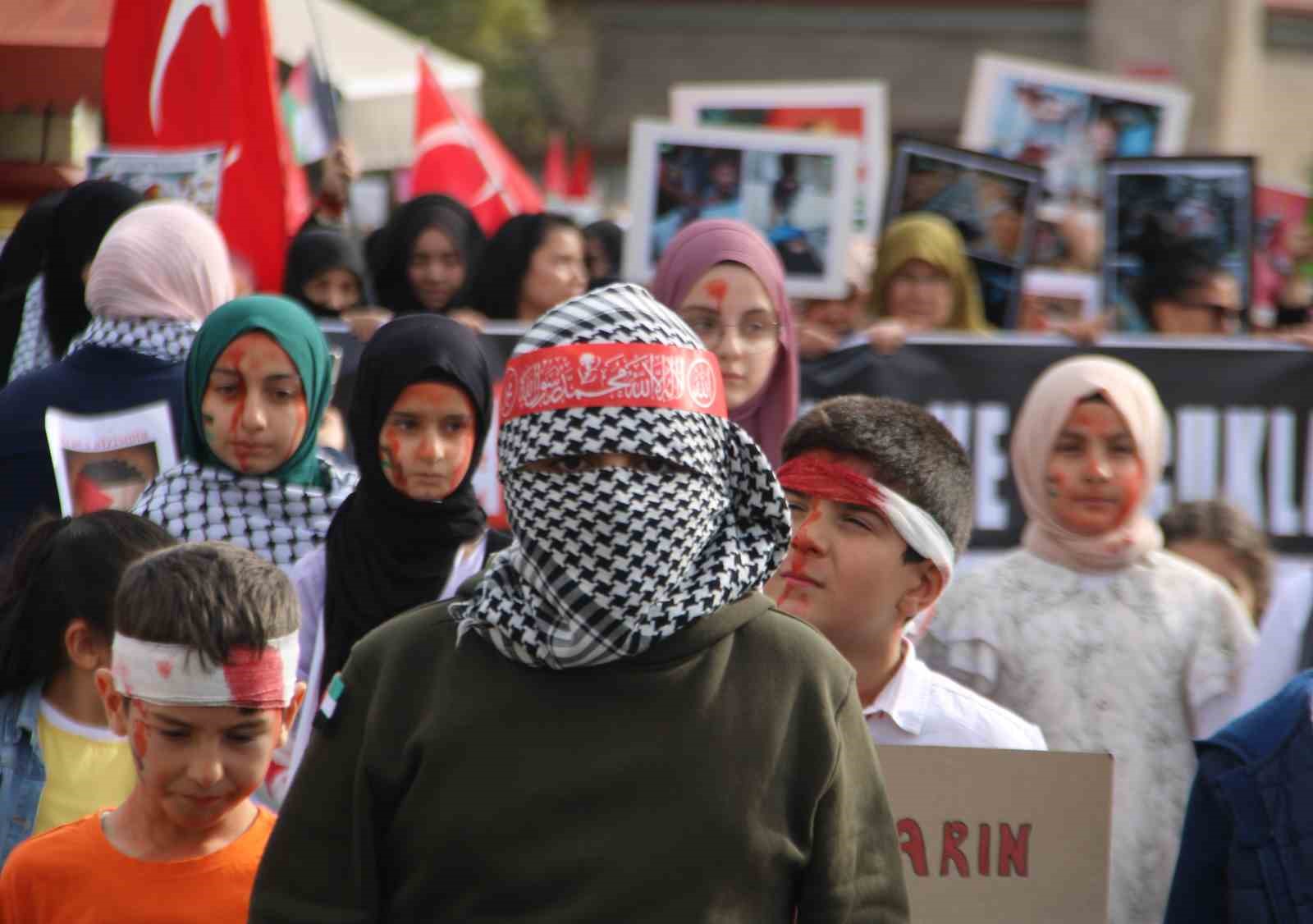 Gazzeli çocuklar ve anneler için ’Sessiz Yürüyüş’ düzenlendi