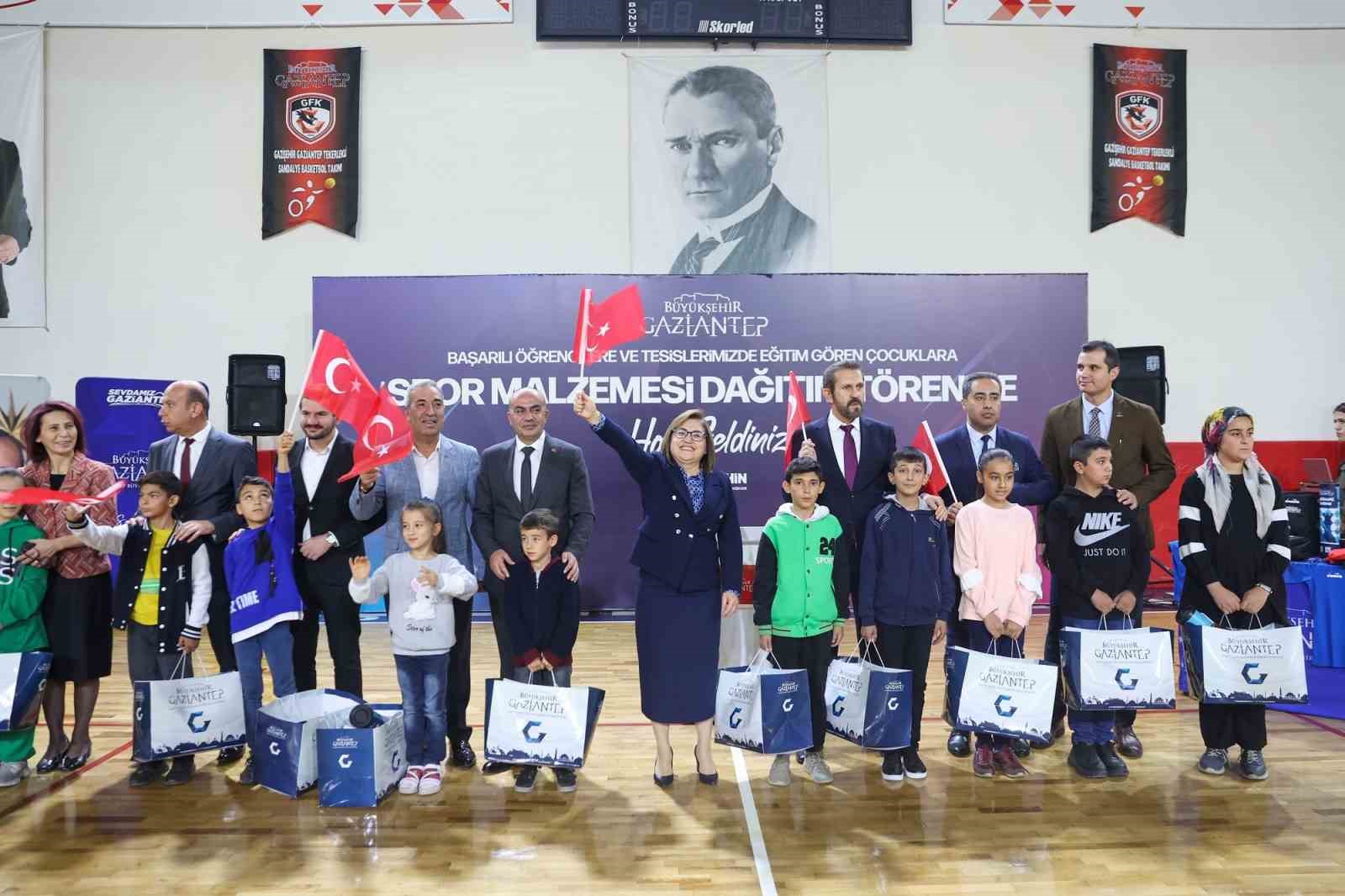Gaziantep’te 3 bin 500 başarılı öğrenciye spor seti dağıtıldı