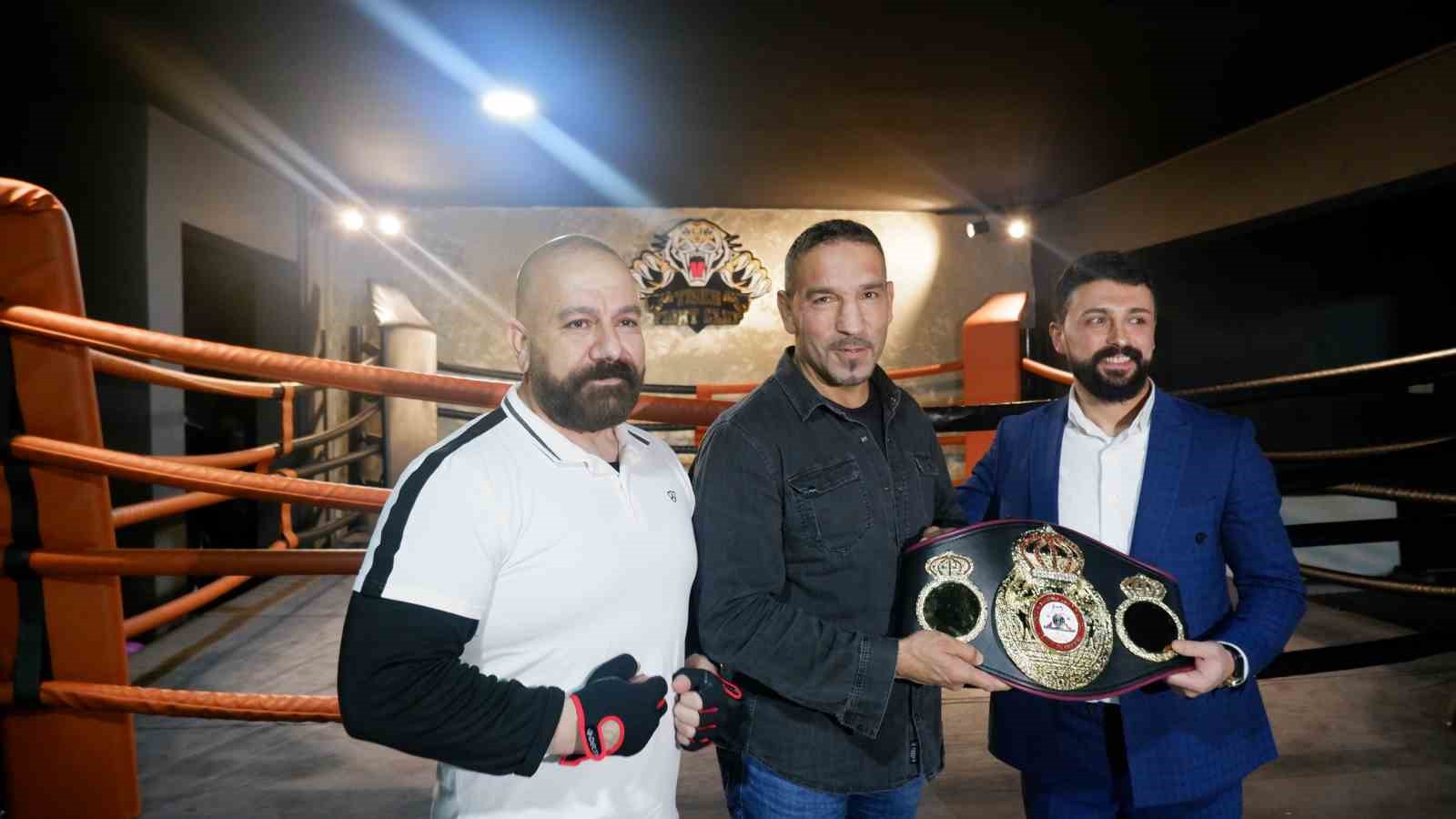 Dünya şampiyonu boksör Fırat Arslan’dan vefa örneği