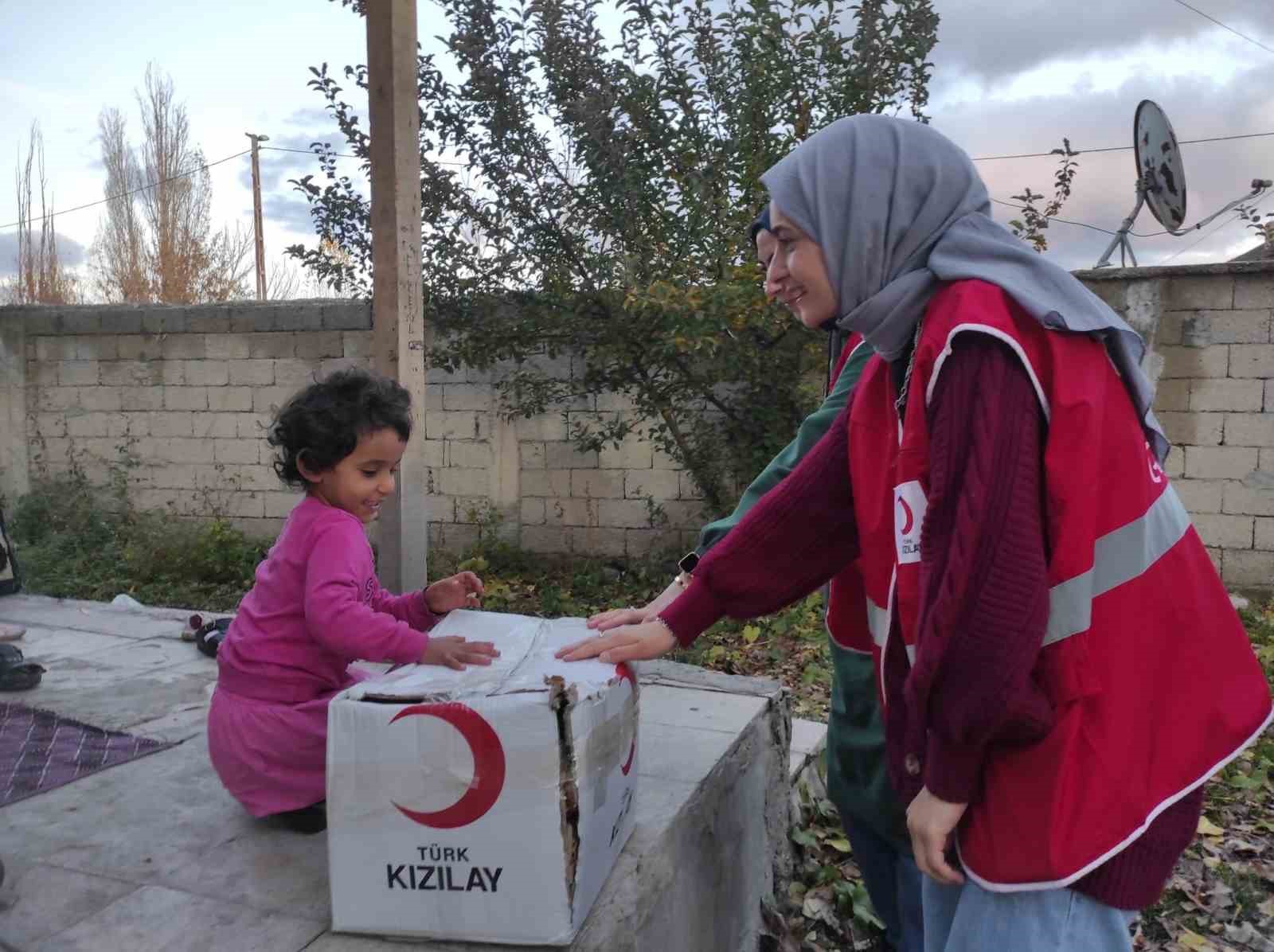 Ağrı’da Kızılay ekipleri ihtiyaç sahiplerine ulaşıyor