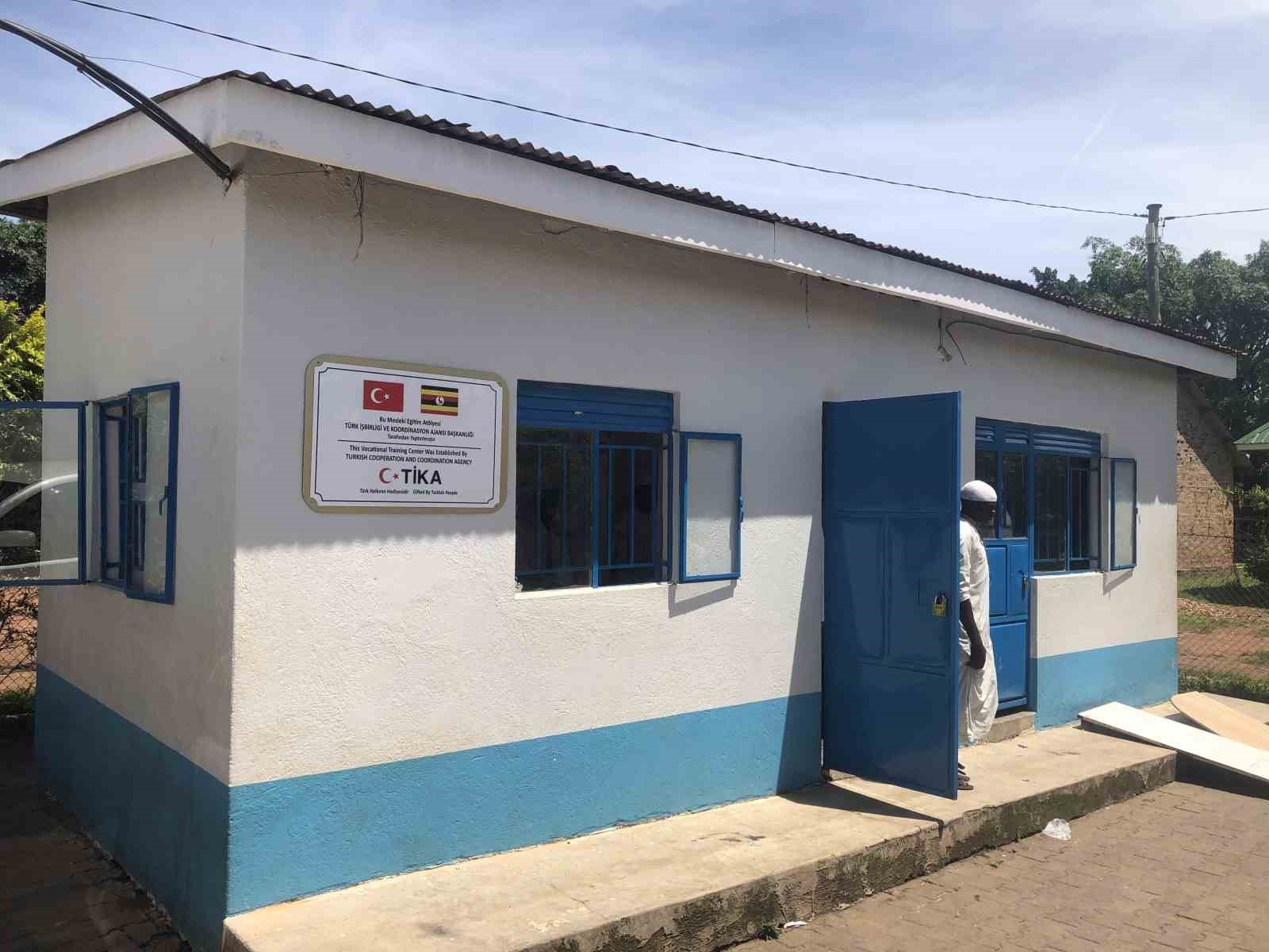 TİKA, Uganda’da gençlerin istihdamı için kunduracılık atölyesi kurdu
