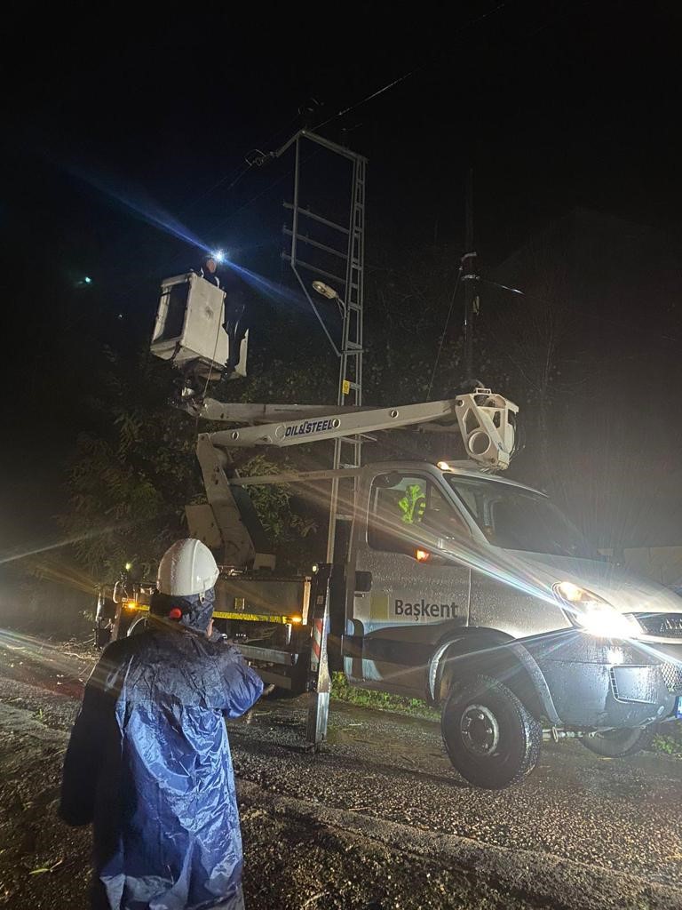 Başkent EDAŞ, fırtınanın enerji hatlarına zarar verdiği Zonguldak’ta çalışmalarını sürdürdü
