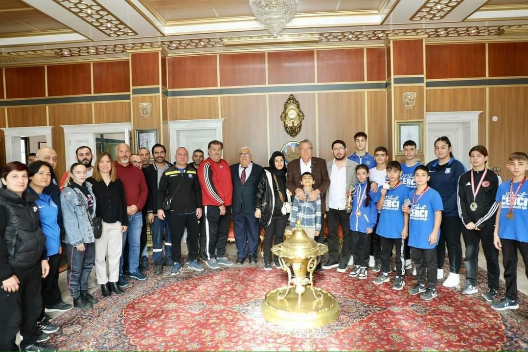 Başkan Çerçi 2023’ün başarılı sporcularını ödüllendirdi
