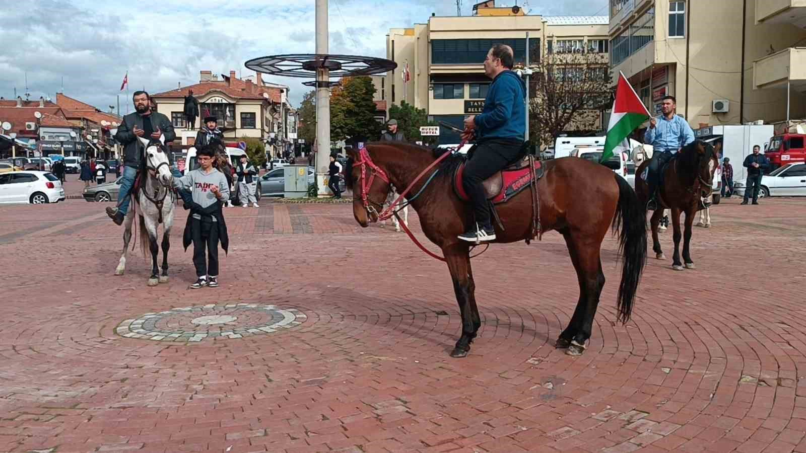 Filistin’e destek için atlarıyla yürüyüş düzenlediler