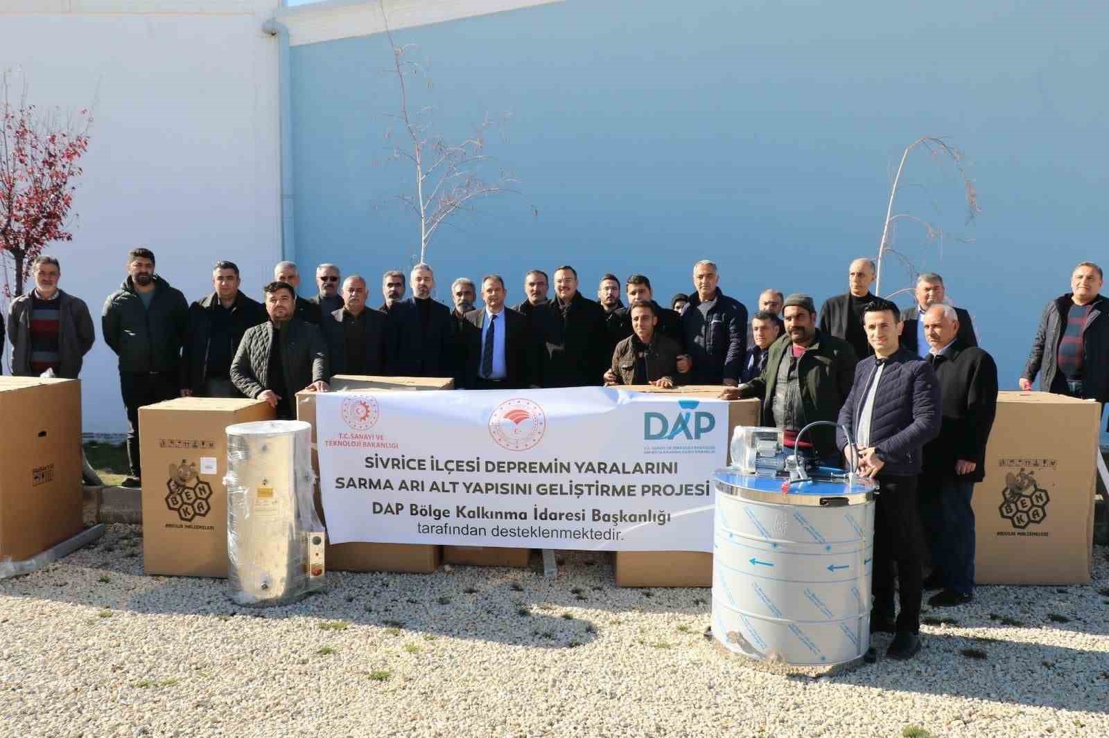 Elazığ’da bal süzme makinesi dağıtım programı düzenlendi