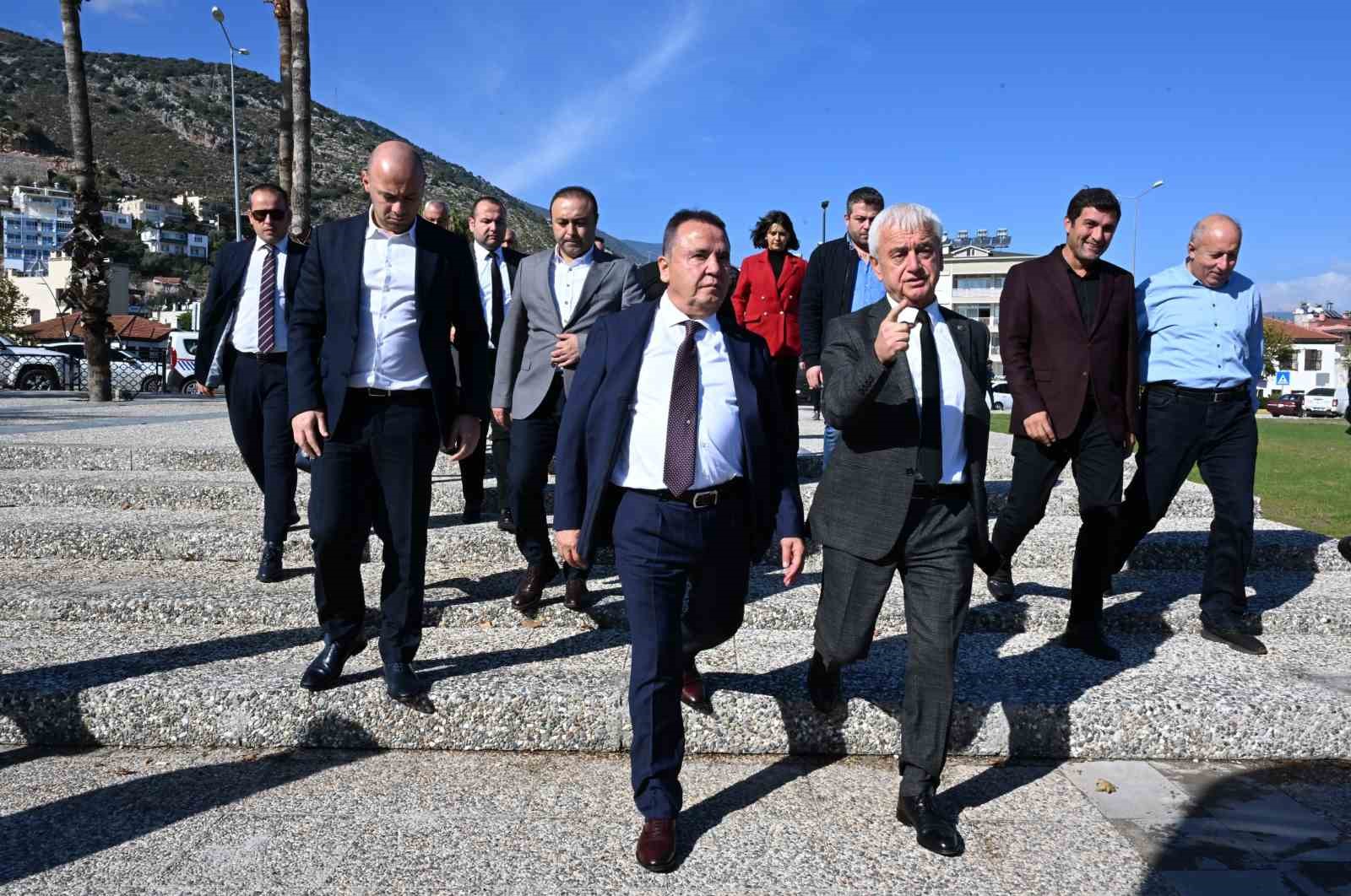 Başkan Böcek: “Finike’ye Cumhuriyet Meydanı çok yakıştı”