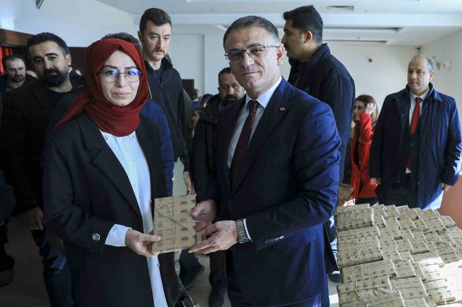 Van’da 27 bin öğretmene kitap hediye edildi