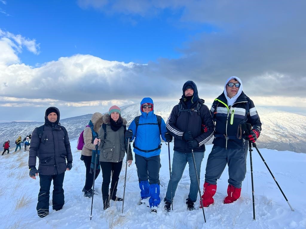 Van Gölü aktivistleri Pamuk Dağı’nda Filistin bayrağı açtı