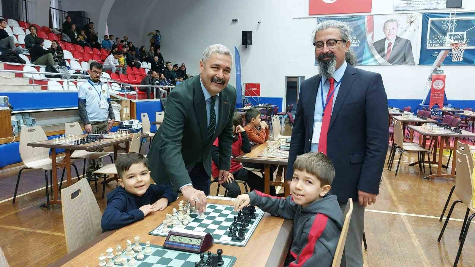 Efeler’de öğrenciler kazanmak için 50 bin hamle gerçekleştirdi