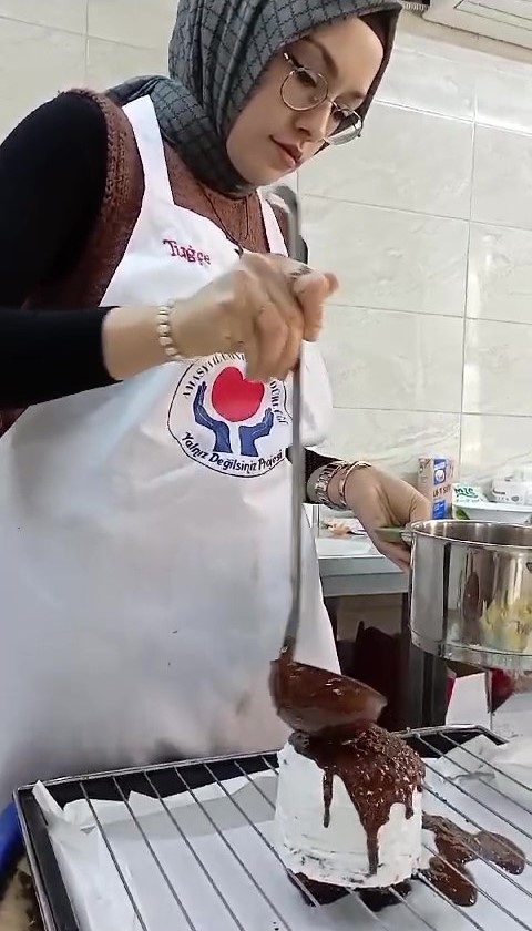 Genç kızlara polislerin desteğiyle pastacılık eğitimi